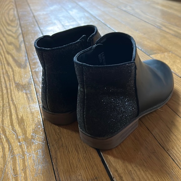 Girls Cat & Jack booties - Picture 2 of 3